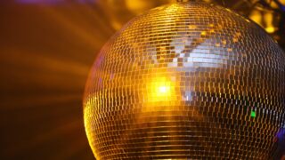 人類よ、暗い時代だからこそ踊ろうではないか！